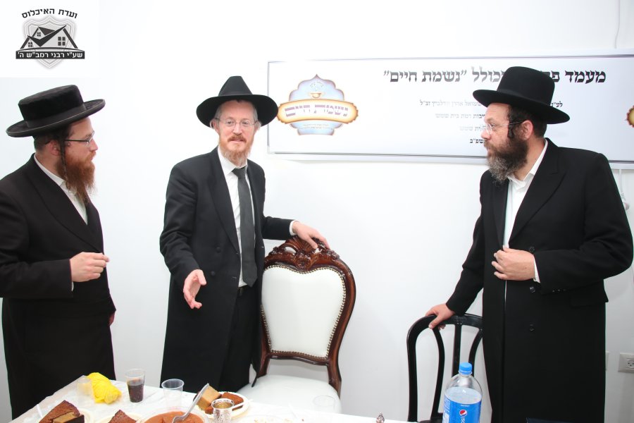 הרא''כ הרב יודלביץ עם הרב קורנפלד.JPG