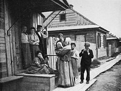 250px-Shtetl_-_Jewish_Family,_1903.jpg