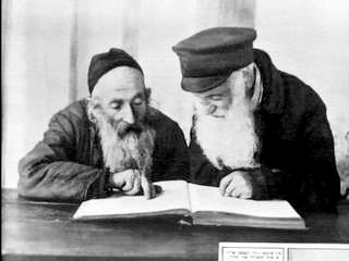 Kac_1924-10-19_Pinsk_jews_reading_mishnah.jpg