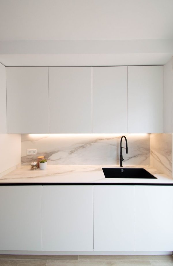 Diseño de cocina blanca con jacena.jpg