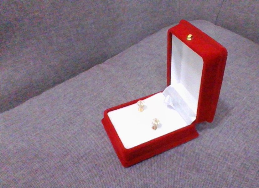 עגילים צמודות, זהב משובץ יהלומים.