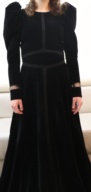 דרושה שמלת קטיפה שחורה מ'רחל סיטבון' להשלמת סט