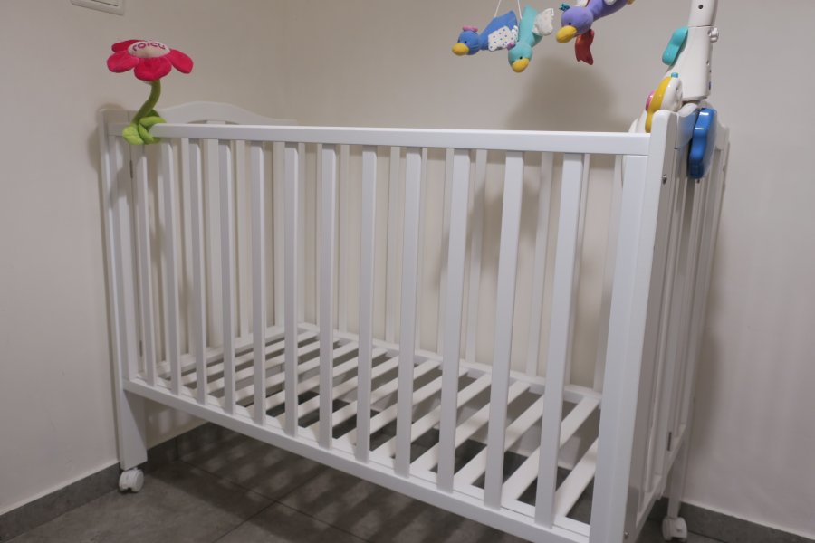 למכירה מיטת תינוק מעץ צבע לבן חברת סגל כחדשה