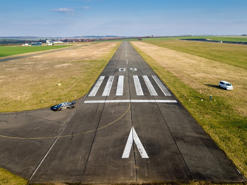 runway-1227526_1280.jpg