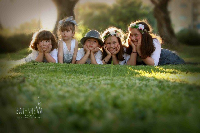 בואי לעשות צילומי משפחה על דשא ירוק יותר...