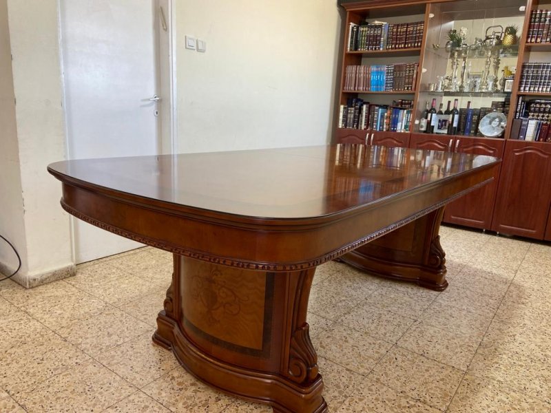 למכירה שולחן מעץ מלא איטלקי