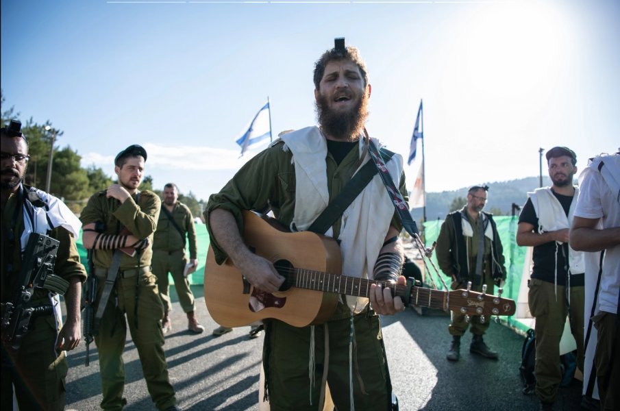 חיילים מניחים תפילין בשטח (2).jpg