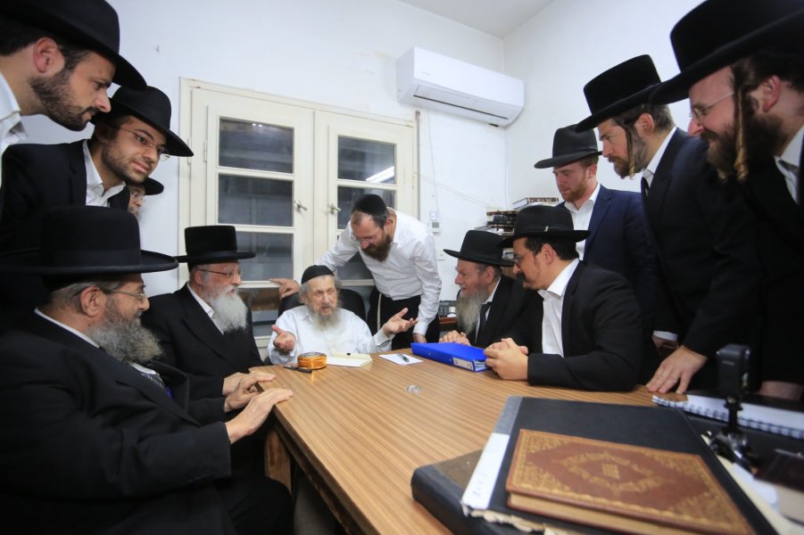 גדולי הרבנים התכנסו לטובת ארגון ׳יד לאחים׳ במעונו של הגר״ד לנדו