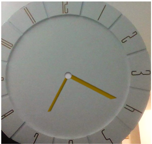 שעון עץ מלא, לבן, בסיס מושלם לאומניים.