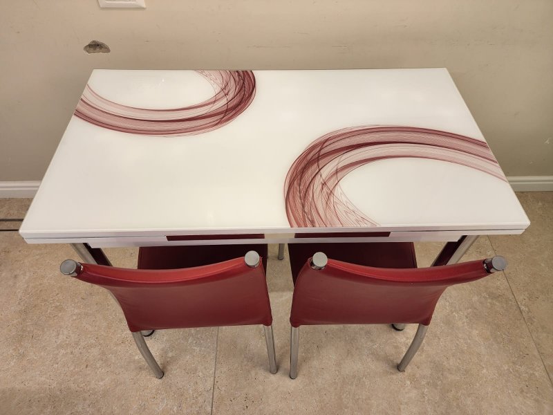שולחן מטבח וכסאות