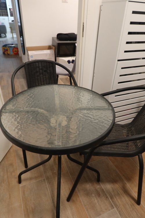 2 כיסאות ושולחן חצר במצב מעולה