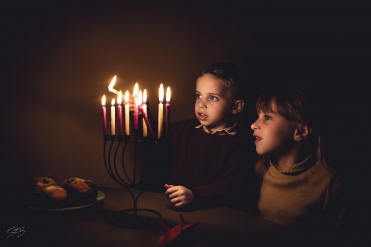 "צילום ילדים לאור הנרות - כך תעשו את זה נכון"