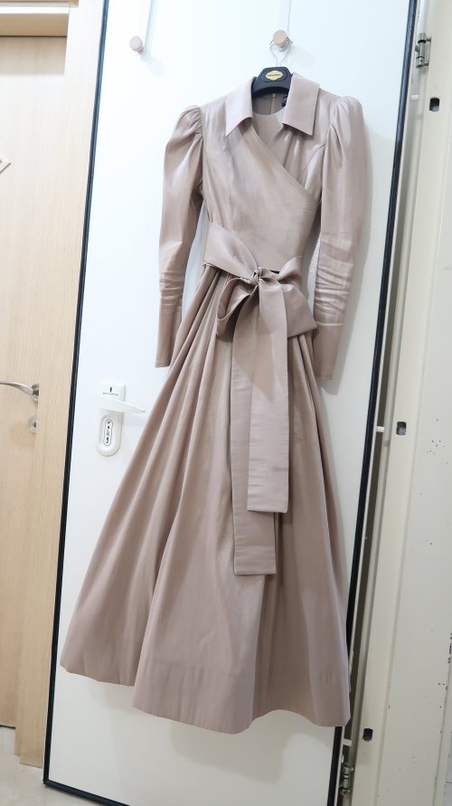 מחפשים דחוף שמלה מone of a kind להשכרה