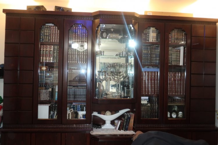 ארון ספרים ושולחן וכסאות