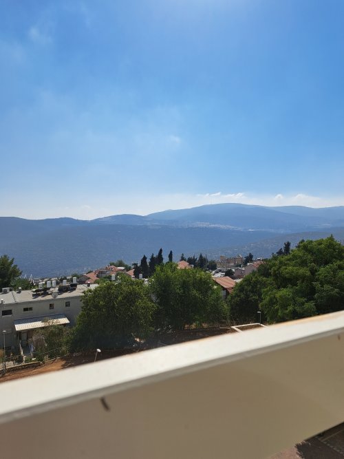 בצפת : דירה מטופחת לשבתות + חמישי