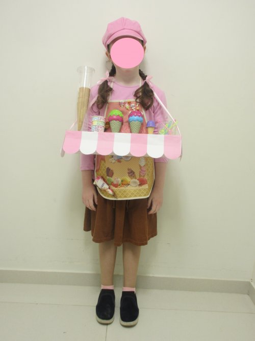 מוכרת גלידה.jpg