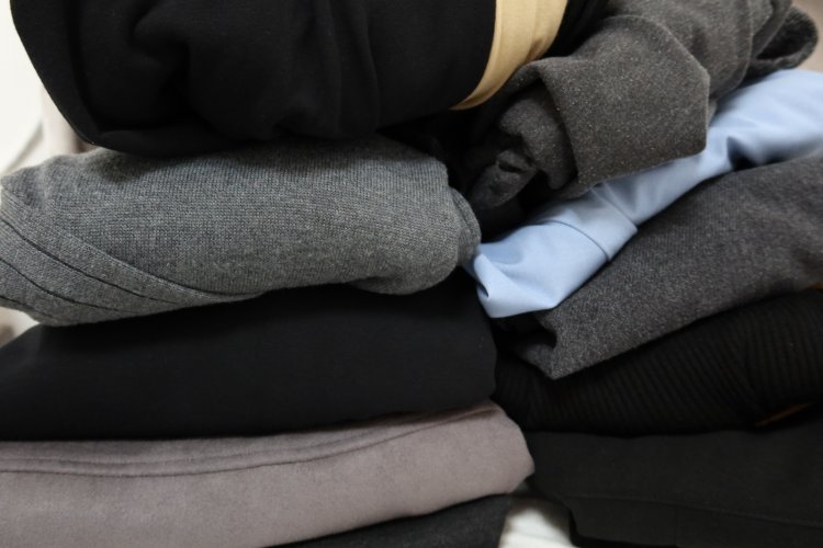 שקית עם בגדי נשים/נערות