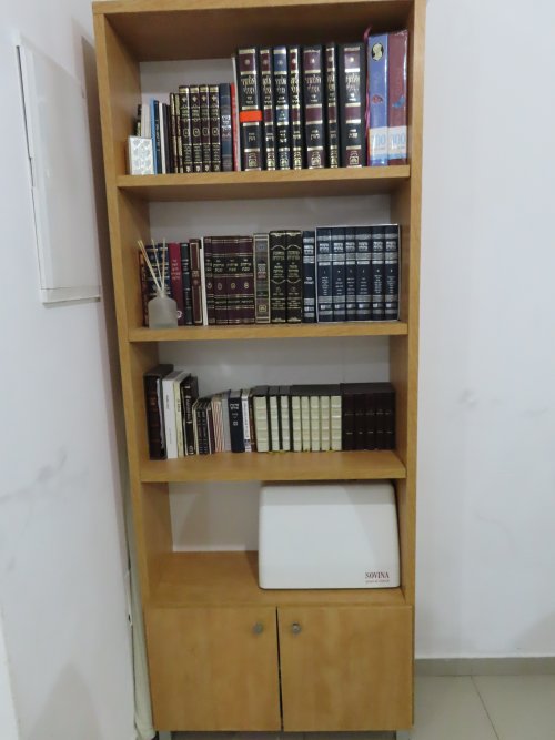 ארון ספרים במצב מצוין