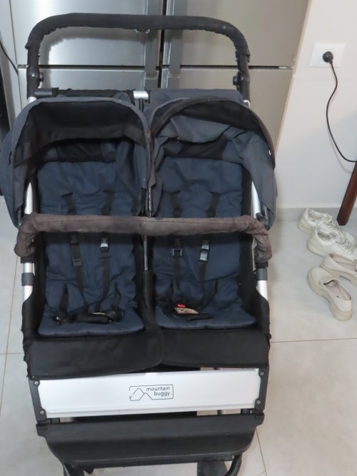 עגלת תאומים בייבי מונסטר