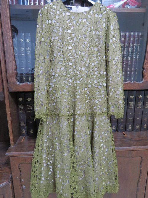 בגדי שבע- ברכות למכירה במחיר מוזל