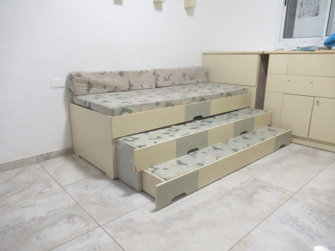 מיטת שלישיה מנגר