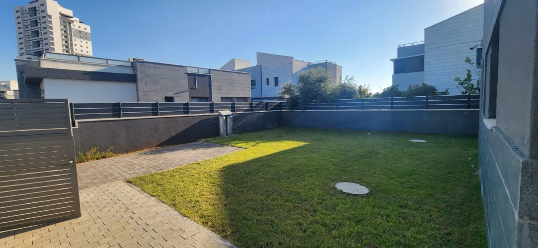 מכירה של שני בתים דו משפחתיים צמודים