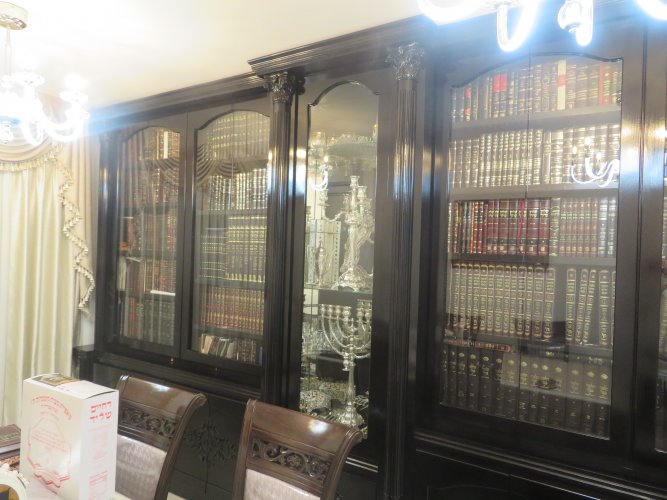 ארון ספרים פאר והדר למכירה