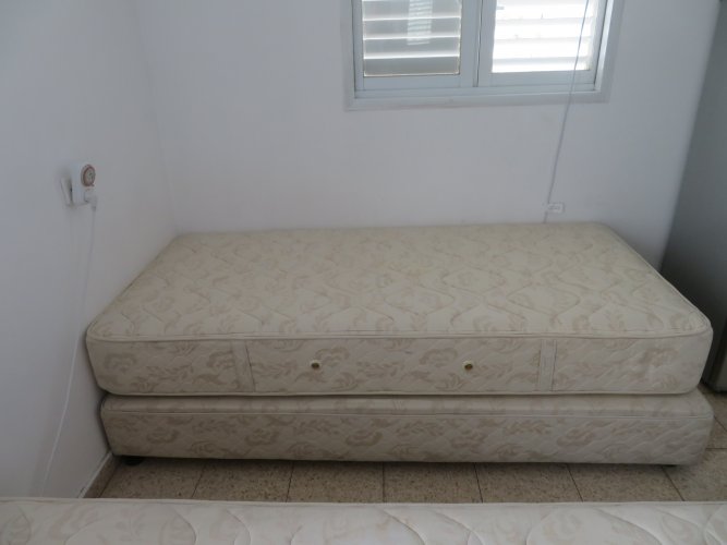 2 מיטות. בסיסים+מזרנים