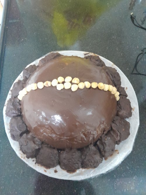 עוגת בומב בטעם פררו רושה עם כדורי פררו רושה.jpg