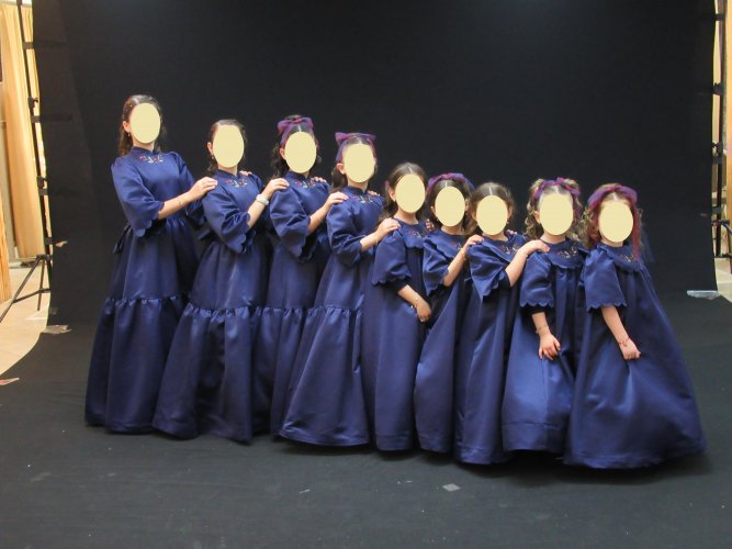 שמלות כחולות.jpg