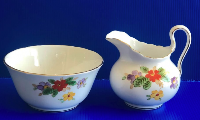 סט פורצלן וינטאג׳ אנגלי שכולל כלי לחלב/ שמנת וכלי לסוכר של חברת Tuscan