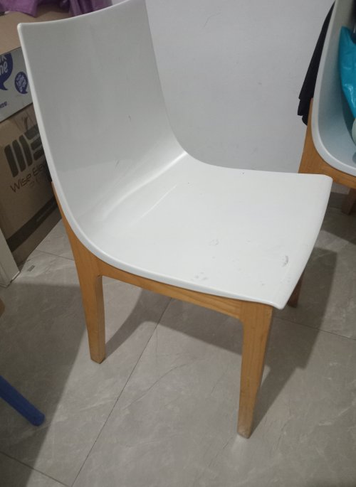 2 כסאות עץ לבן מעולים מתאימים למטבח/לחדר ילדים
