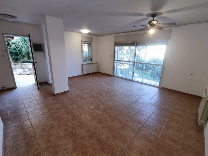 הזדמנות נדירה! דירת גן דופלקס בלב קריית ארבע