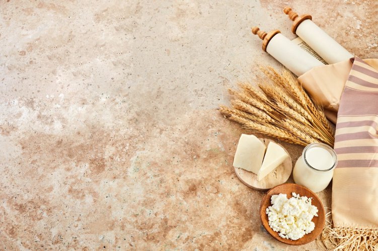 4 סיבות מפתיעות למה באמת אוכלים מאכלי חלב ודבש בשבועות