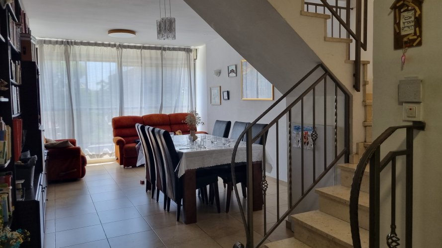 דירה ענקית בבית וגן