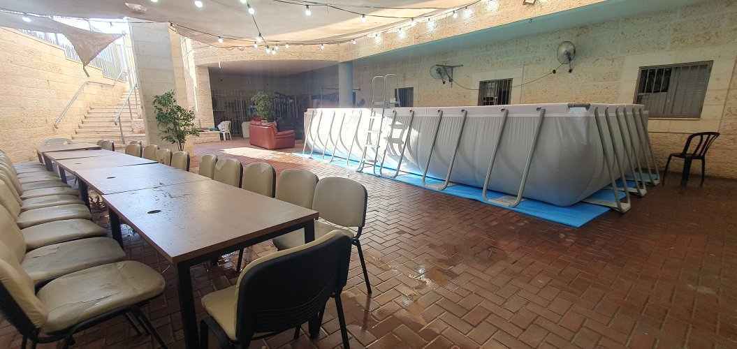 מתחם ישיבה 13 חדרים עם בריכה ענקית