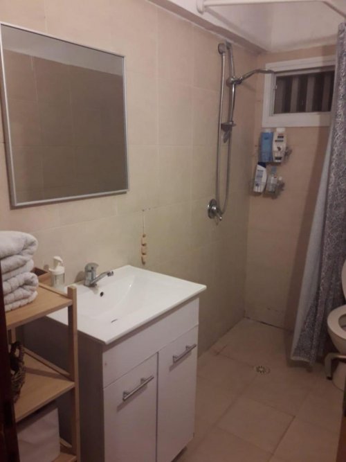 דירה מפנקת עם חצר ופינות ישיבה, כניסה פרטית, מקום שקט בדרום העיר קרוב לבנימין הצדיק