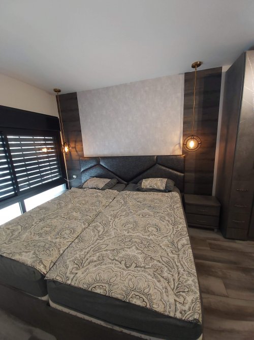 למכירה מיטות חדר שינה במצב מעולה- כמו חדש!