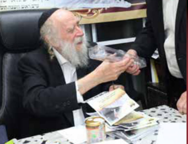 סגולה לפרנסה טובה: הרב שמעון גלאי מחלק את הסכין המיוחדת