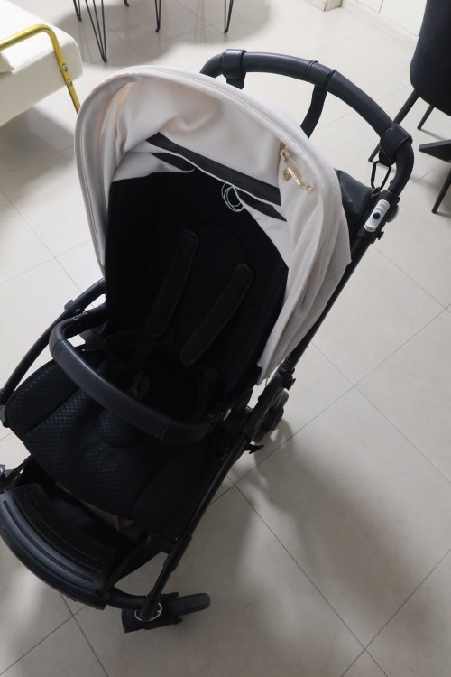 ירידה במחיר!!- עגלת בוגבו בי 6 גגון שמנת כחדשה ממש!