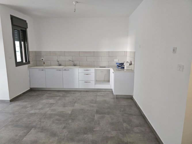 דירת 4 חדרים במתחם הסופרים למכירה