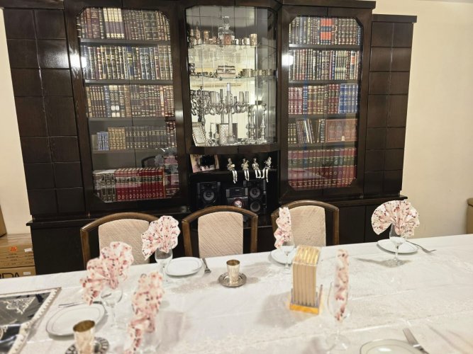 ארון ספרים כחדש!!!