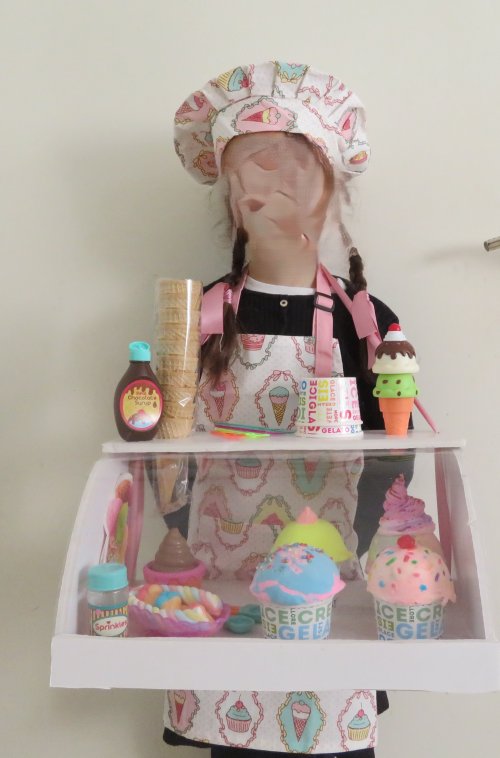 מוכרת גלידה 1.JPG