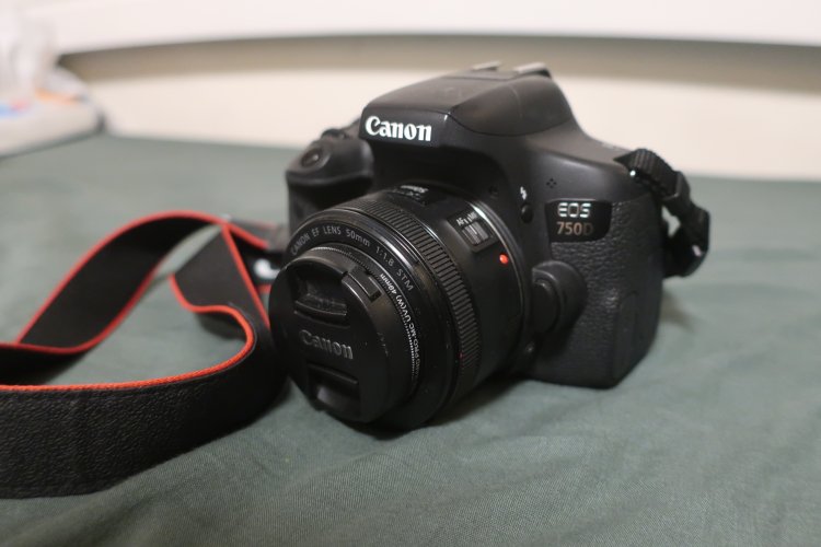 למכירה מצלמה Canon 750D