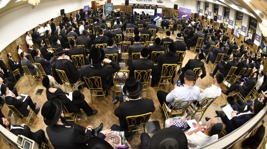 אירוע חסר תקדים: גדולי הדיינים שליט"א ומאה אלף יחידות דיור על במה אחת