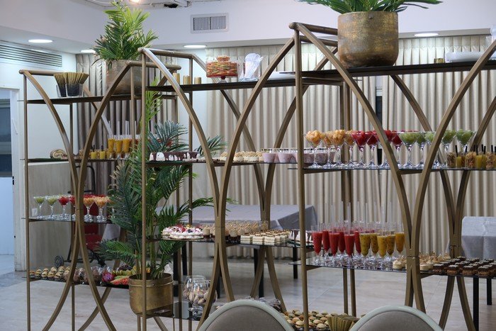 בר על מתקנים.jpg