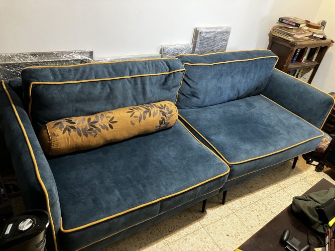 ספה בת 4 נמכרת בפחות מחצי מחיר