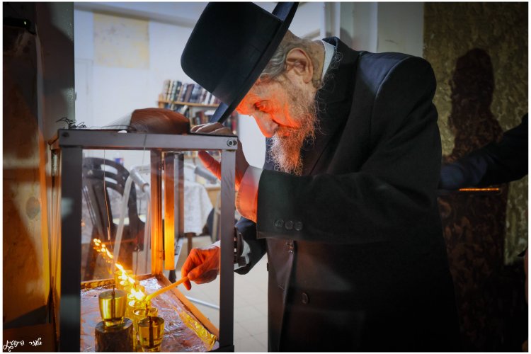 הנרות הללו קודש הם