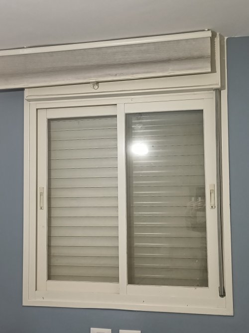 למכירה 3 חלונות במצב ממש חדש בצבע לבן שמנת