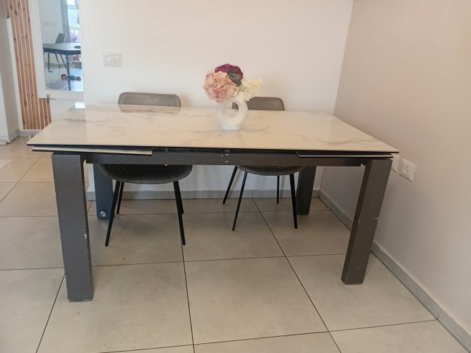 למכירה שולחן סלון יפה מאוד - דרוש תיקון